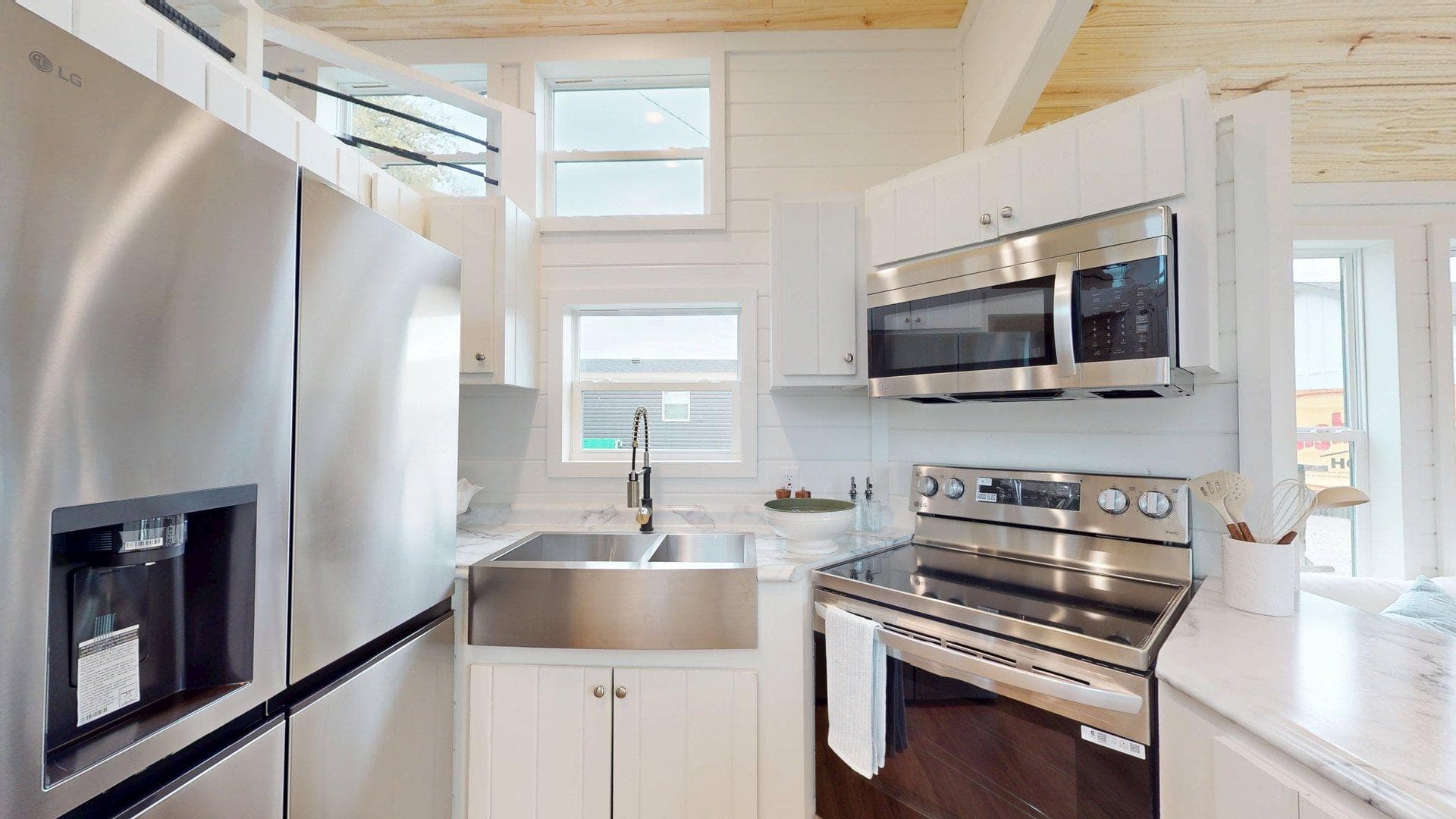 The blue wing (biloxi) kitchen home features