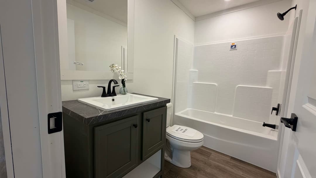 Everett bathroom home features