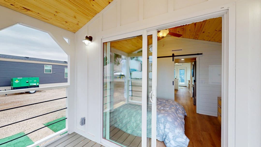 The blue wing (biloxi) interior home features