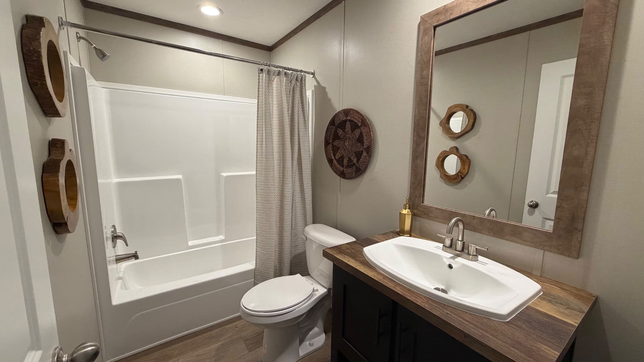 Sevier (biloxi) bathroom home features