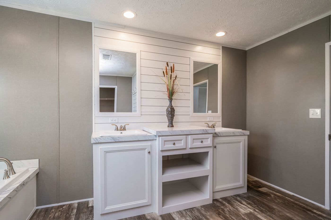 Locklear bathroom home features