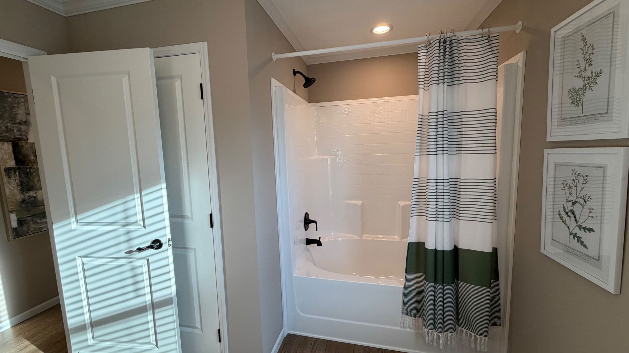 Mclemore ( biloxi) bathroom home features