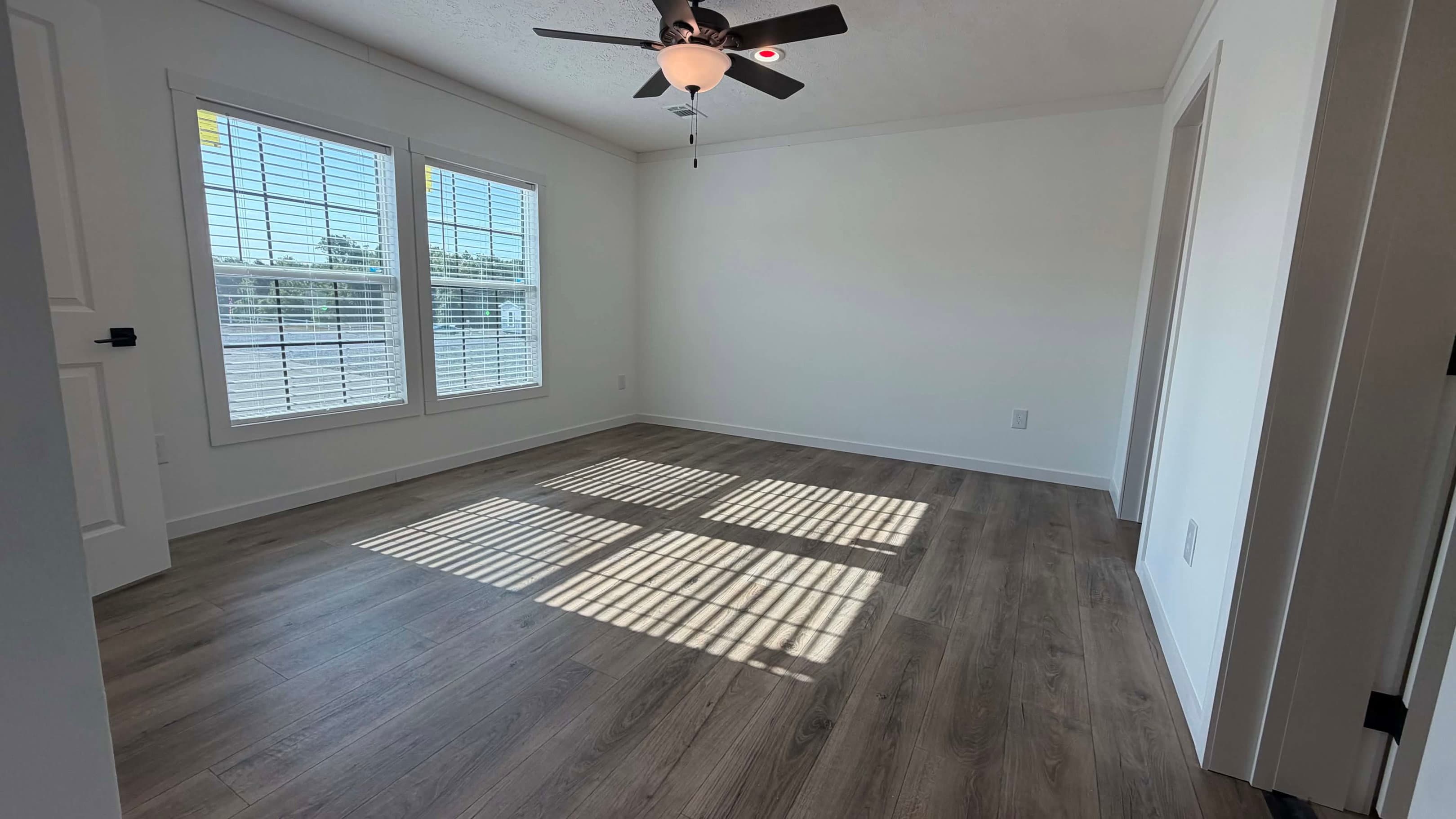 Everett bedroom home features