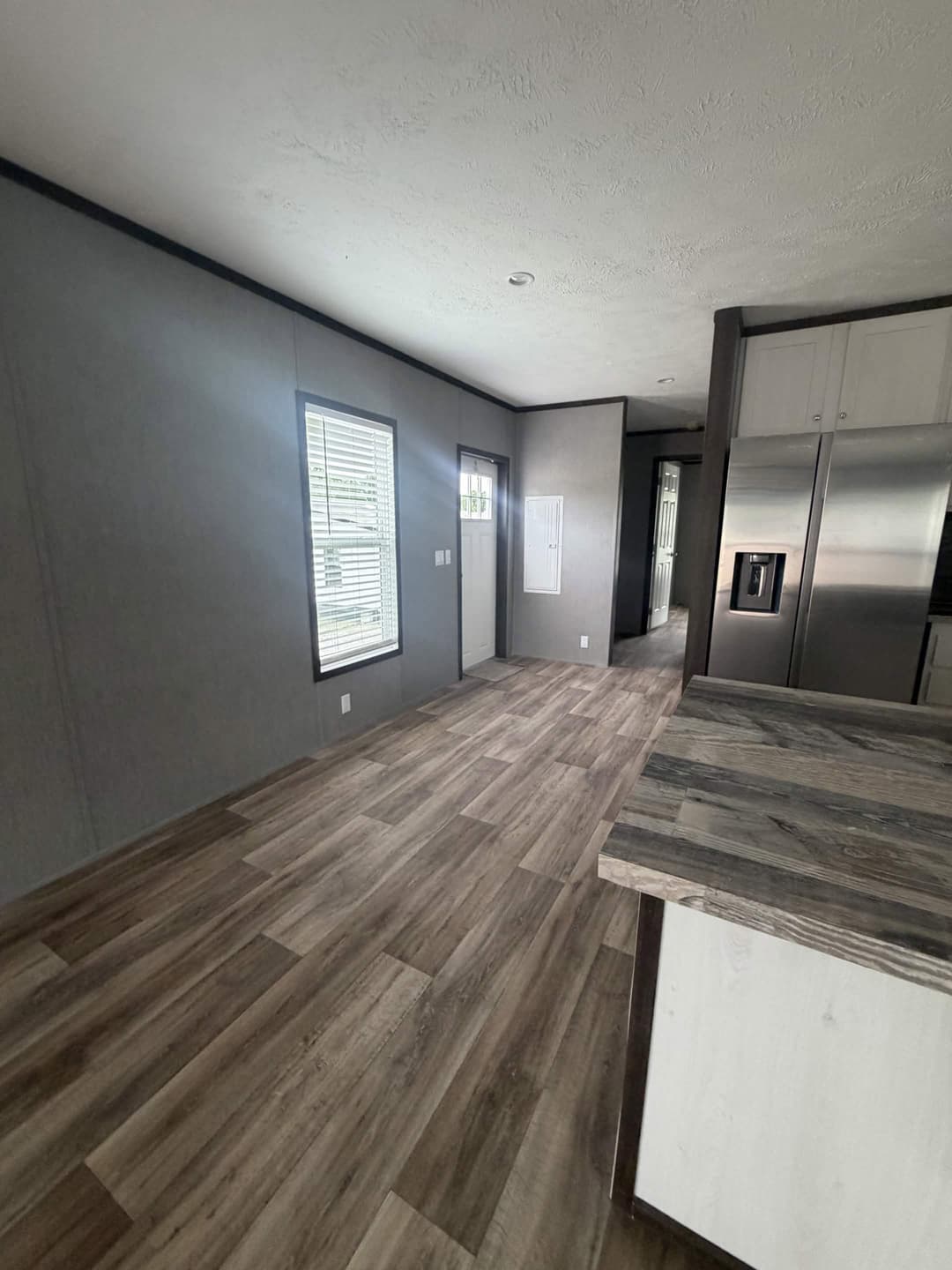 Split lodge interior home features