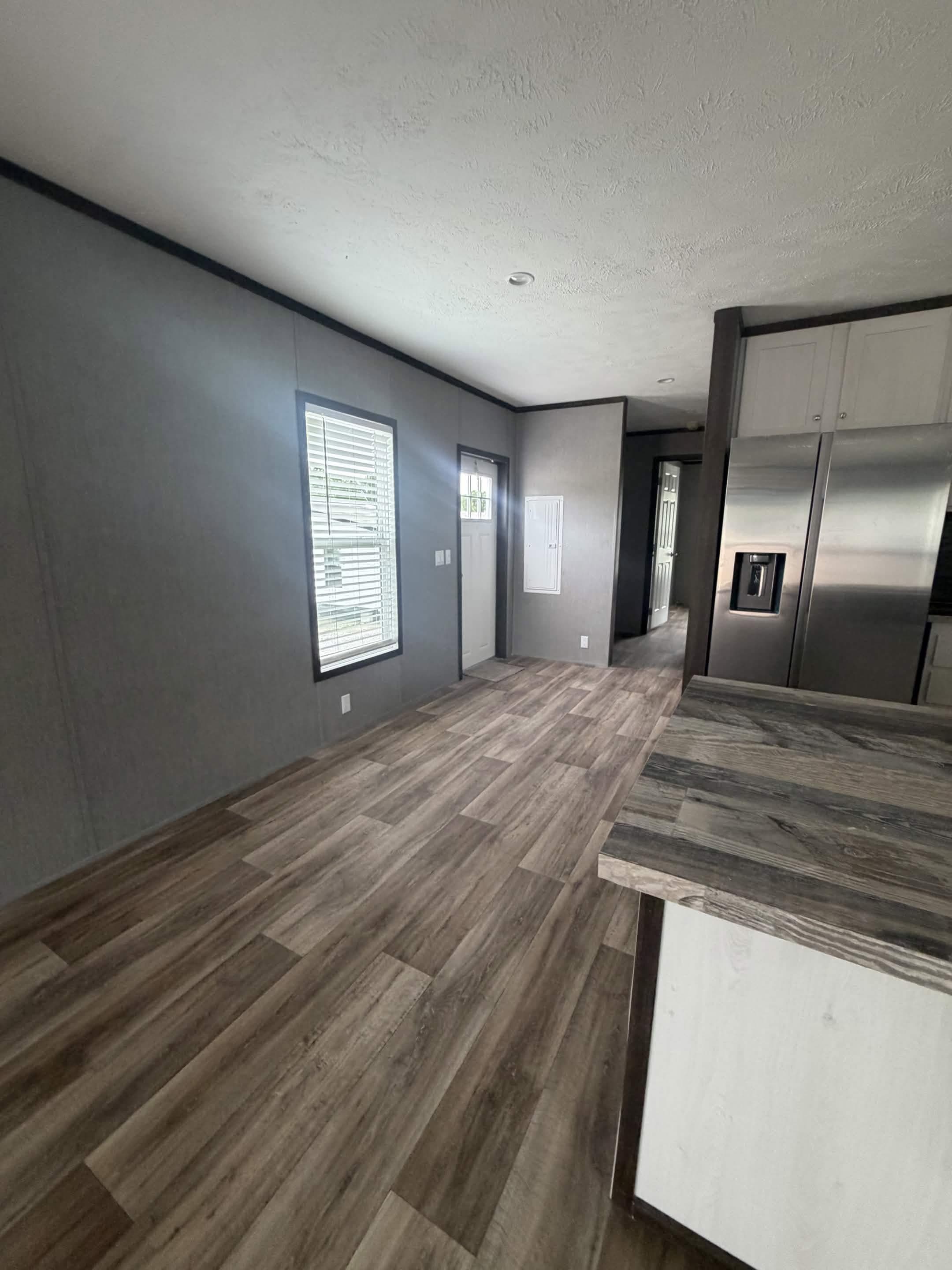Split lodge interior home features