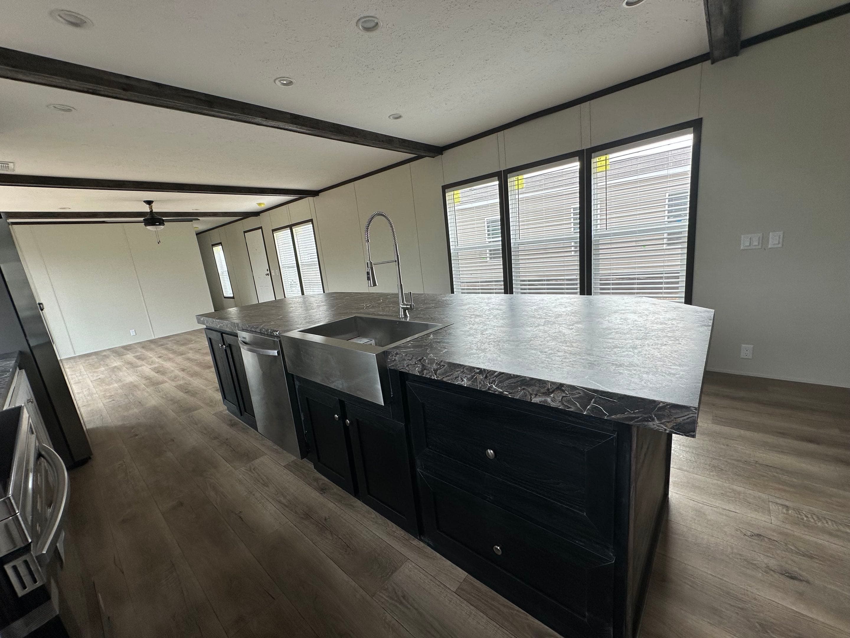 The seaside kitchen home features