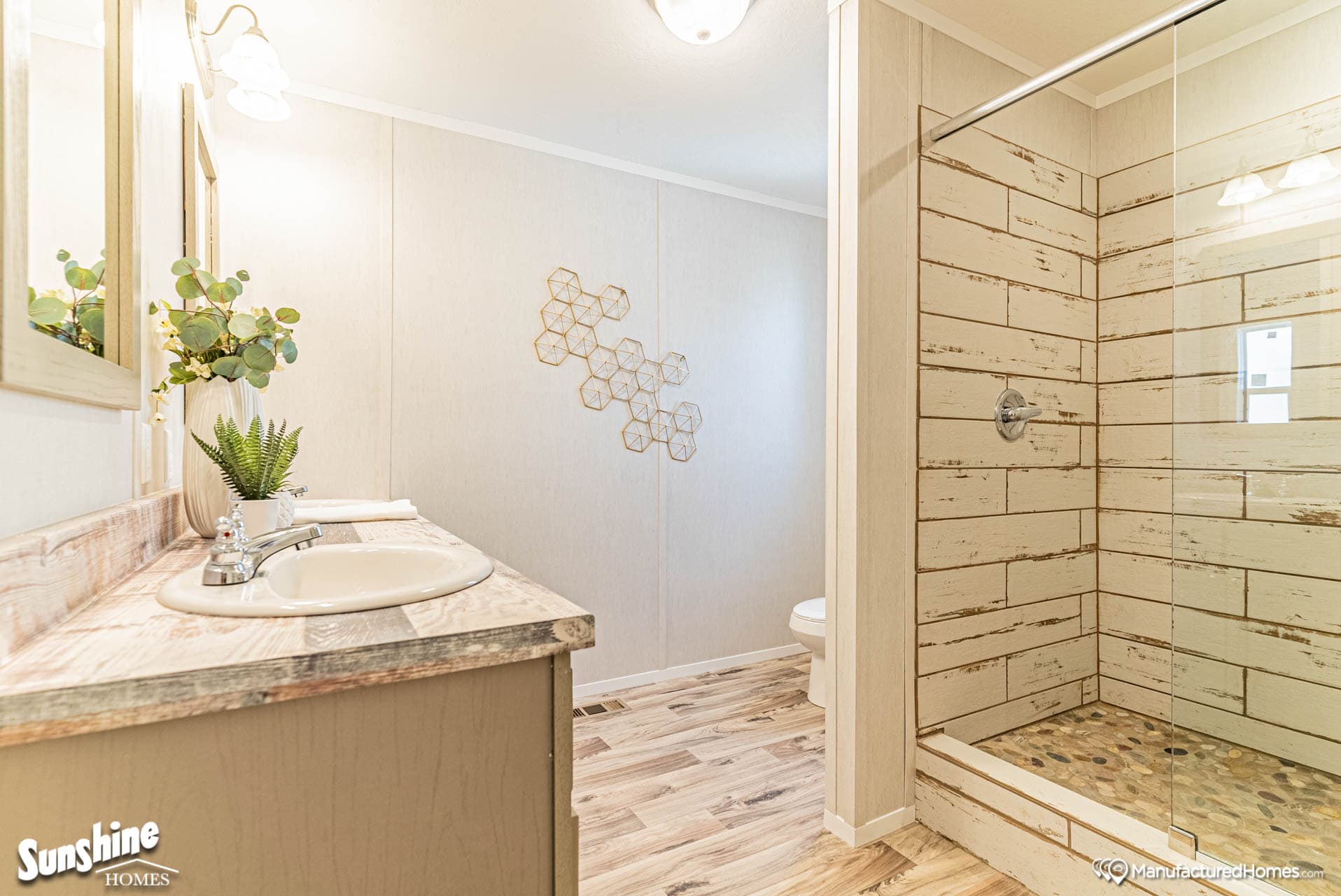 Sunshine 8004 bathroom home features
