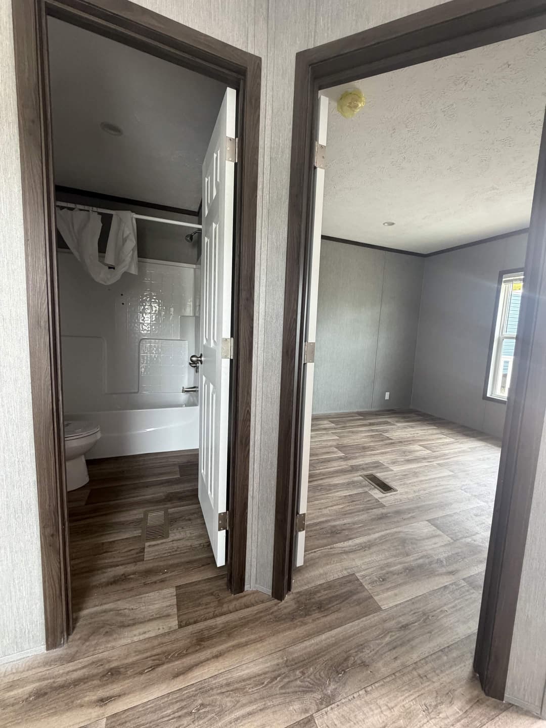 Split lodge interior home features