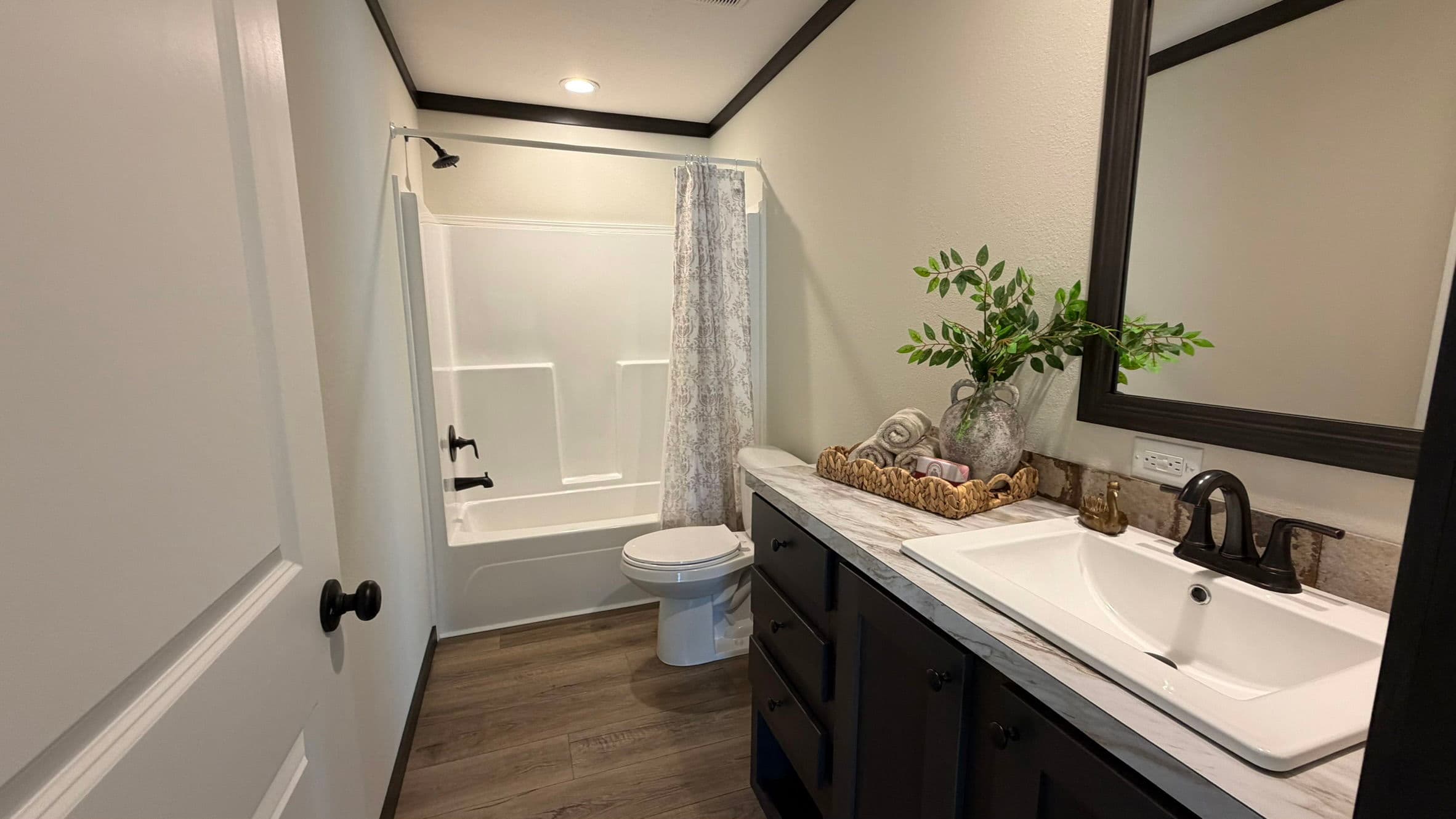 Vogue 60 (biloxi) bathroom home features