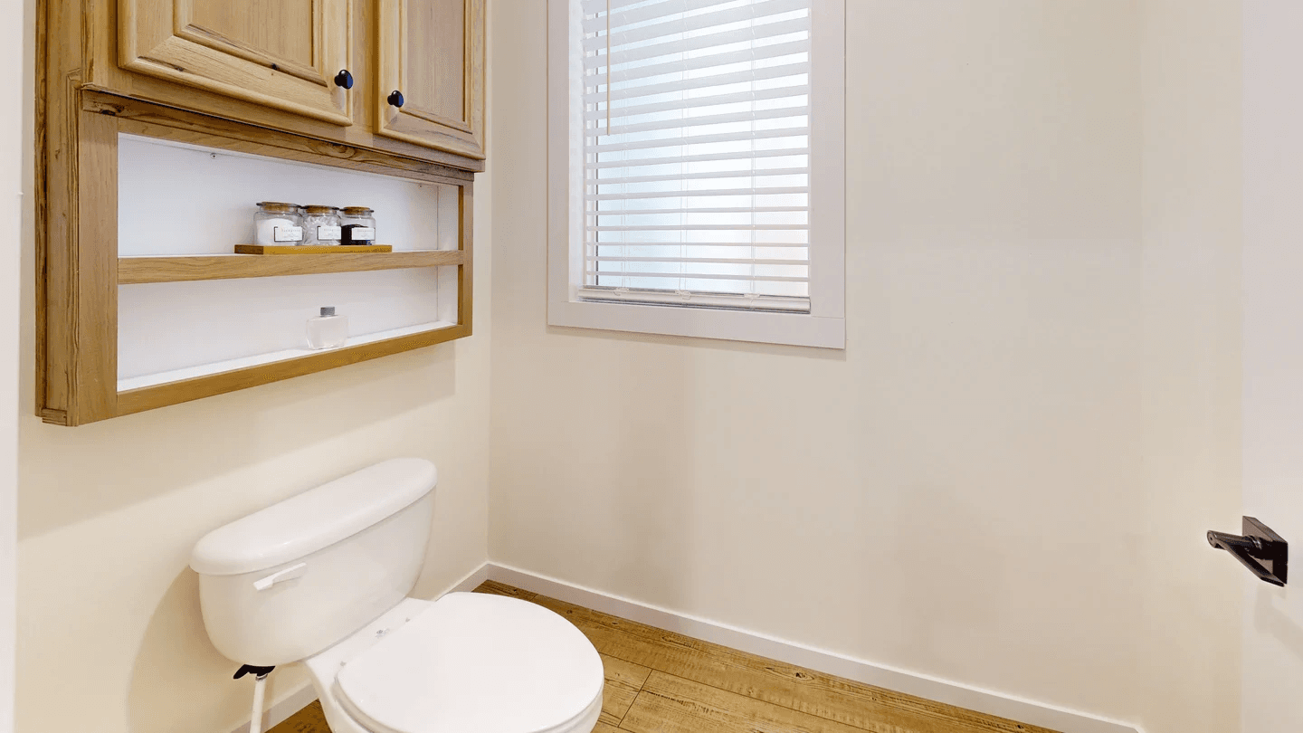 The rocking chair (biloxi) bathroom home features