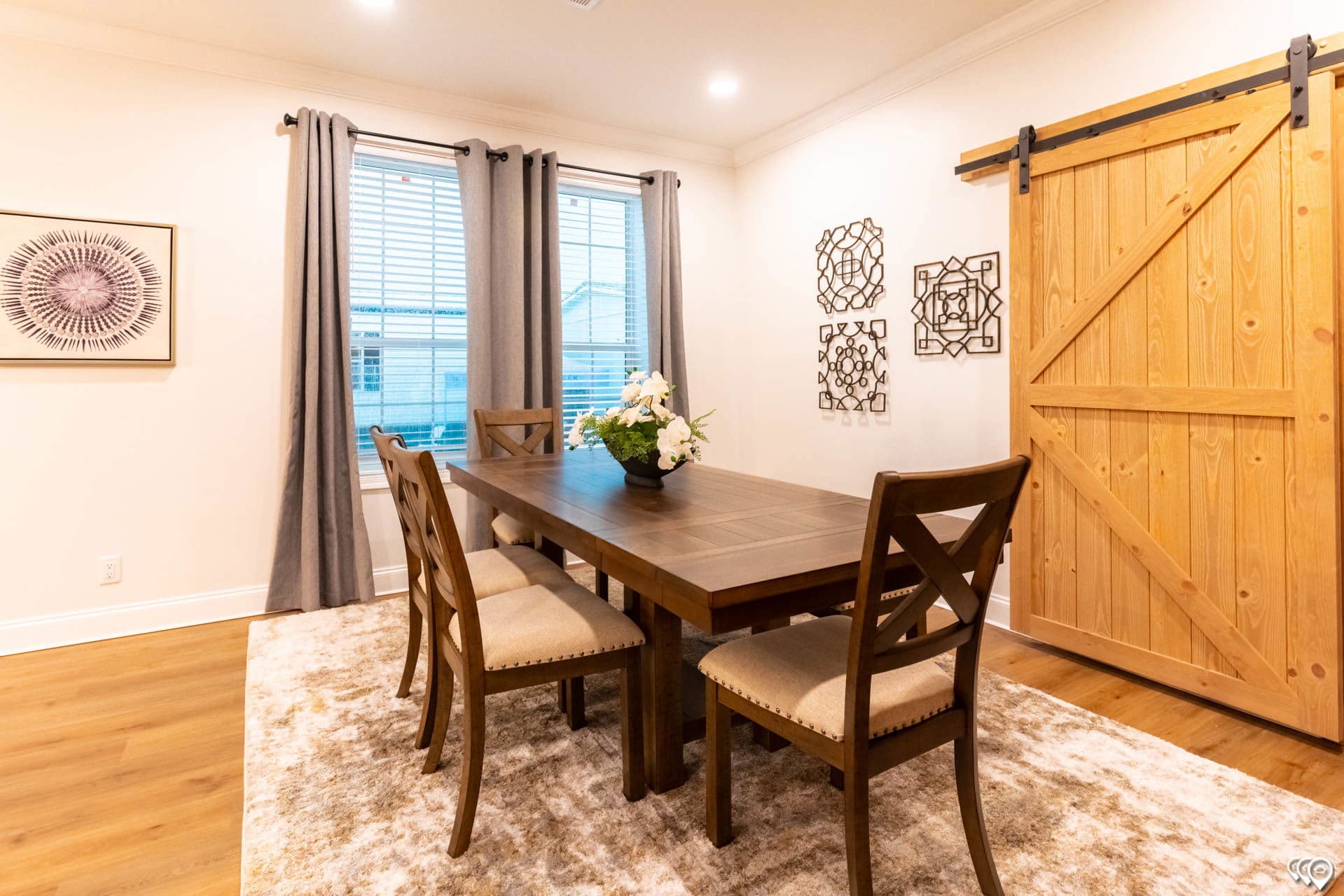 Shoreline  interior home features