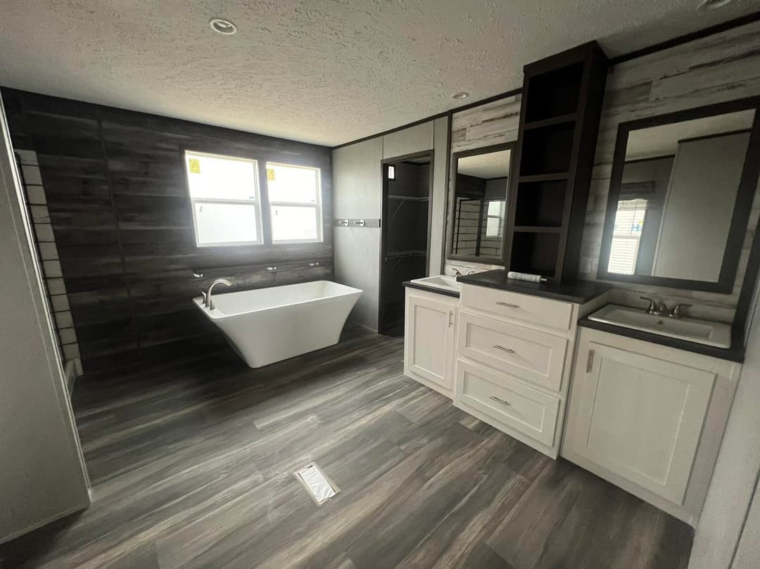 The shoreline bathroom home features