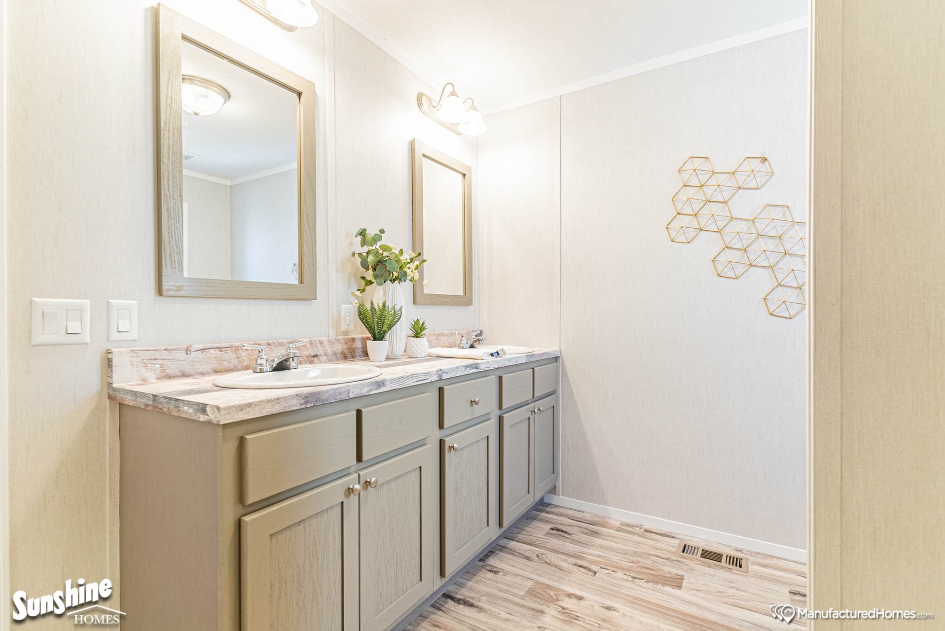 Sunshine 8004 bathroom home features