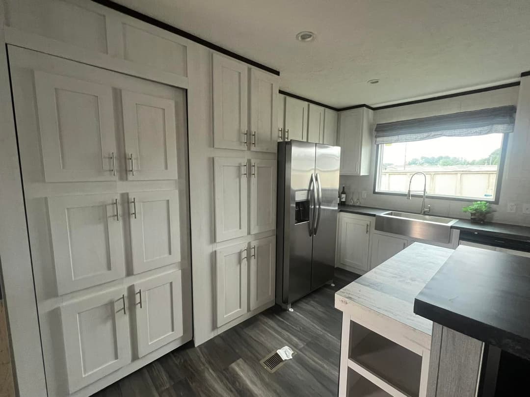 The shoreline kitchen home features