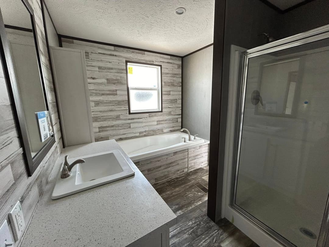 Edge 72 bathroom home features