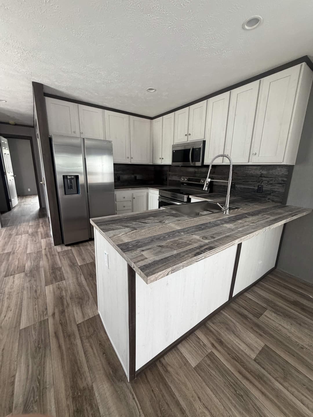 Split lodge interior and kitchen home features