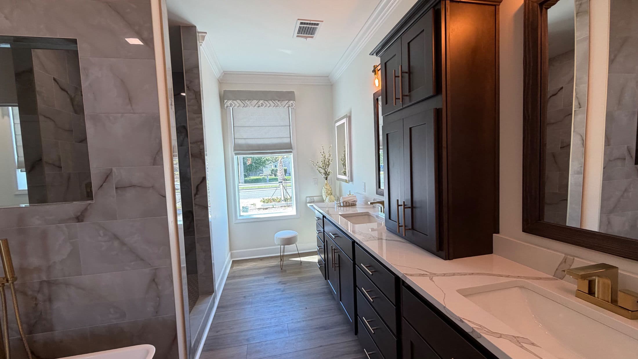 The tollison creek (biloxi) bathroom home features