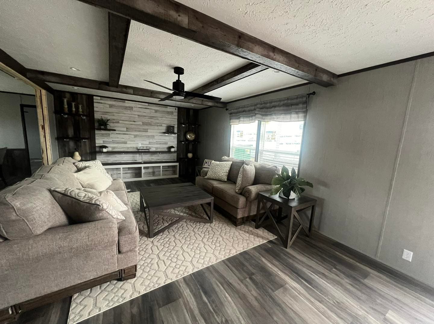 The shoreline interior home features