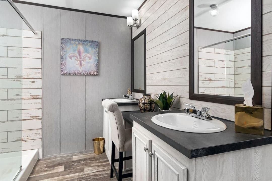 The seaside 1290 bathroom home features