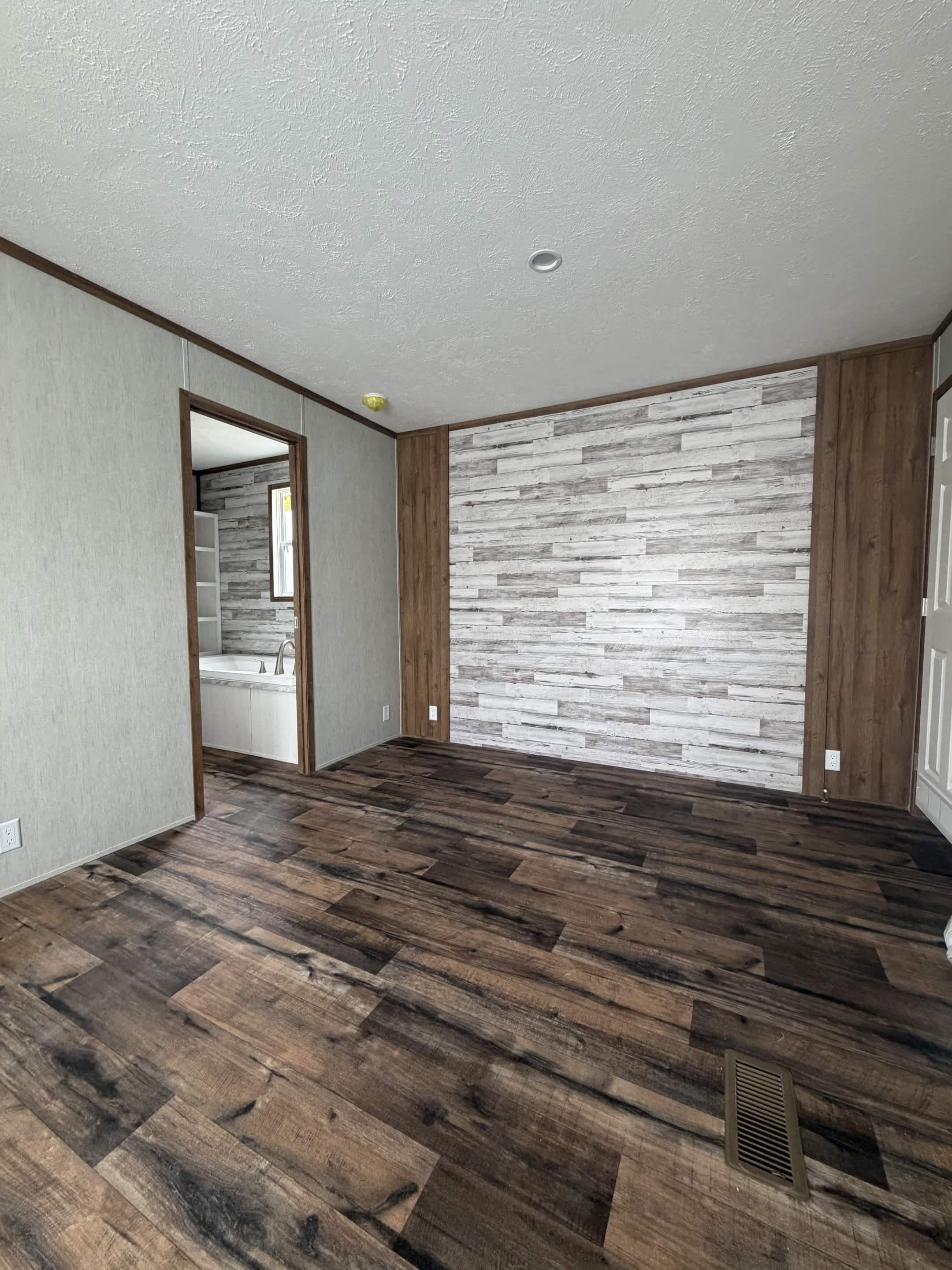 Edge 72 bedroom home features