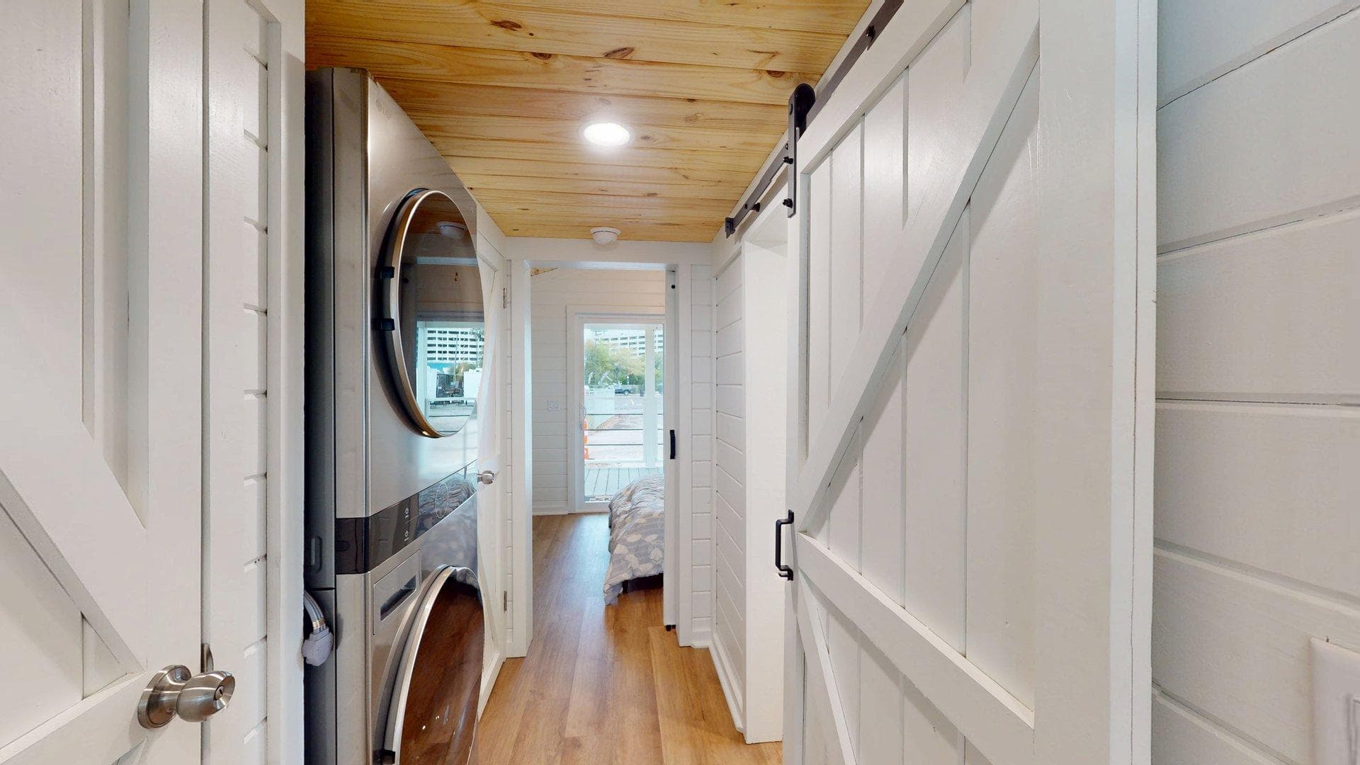 The blue wing (biloxi) interior and bathroom home features