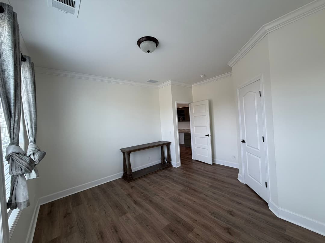 Ponderosa bedroom home features