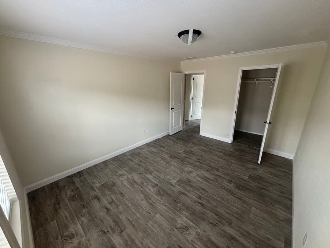 Sunshine dudley bedroom home features