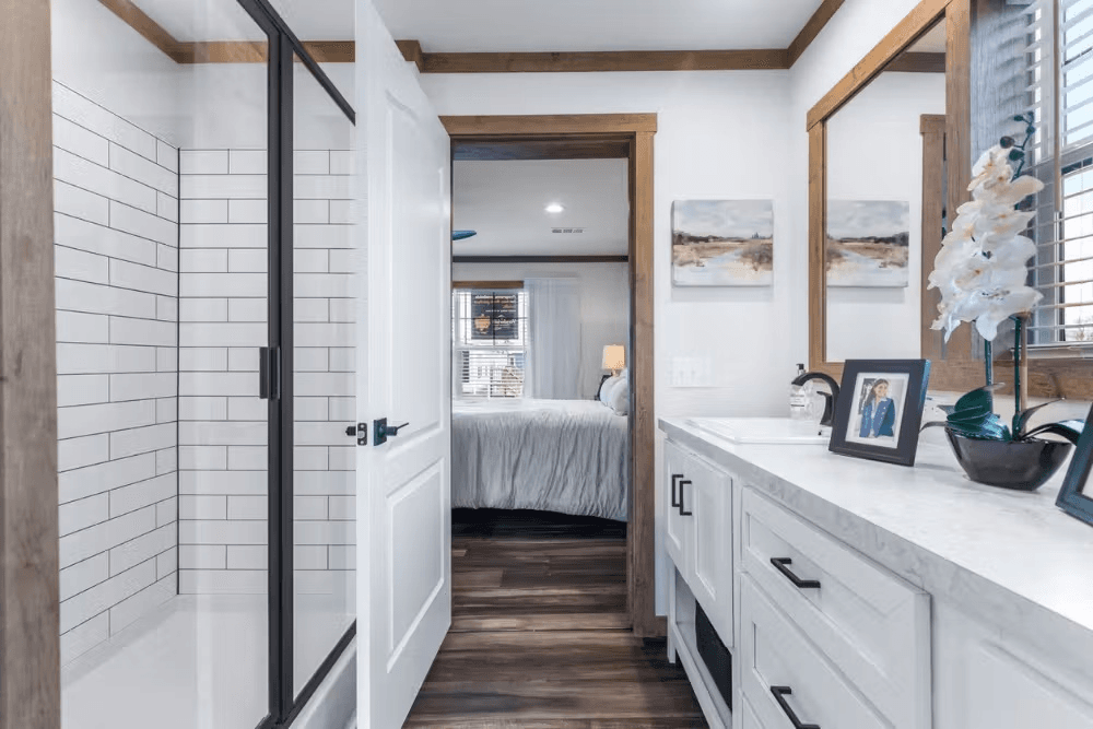 Everett bathroom home features