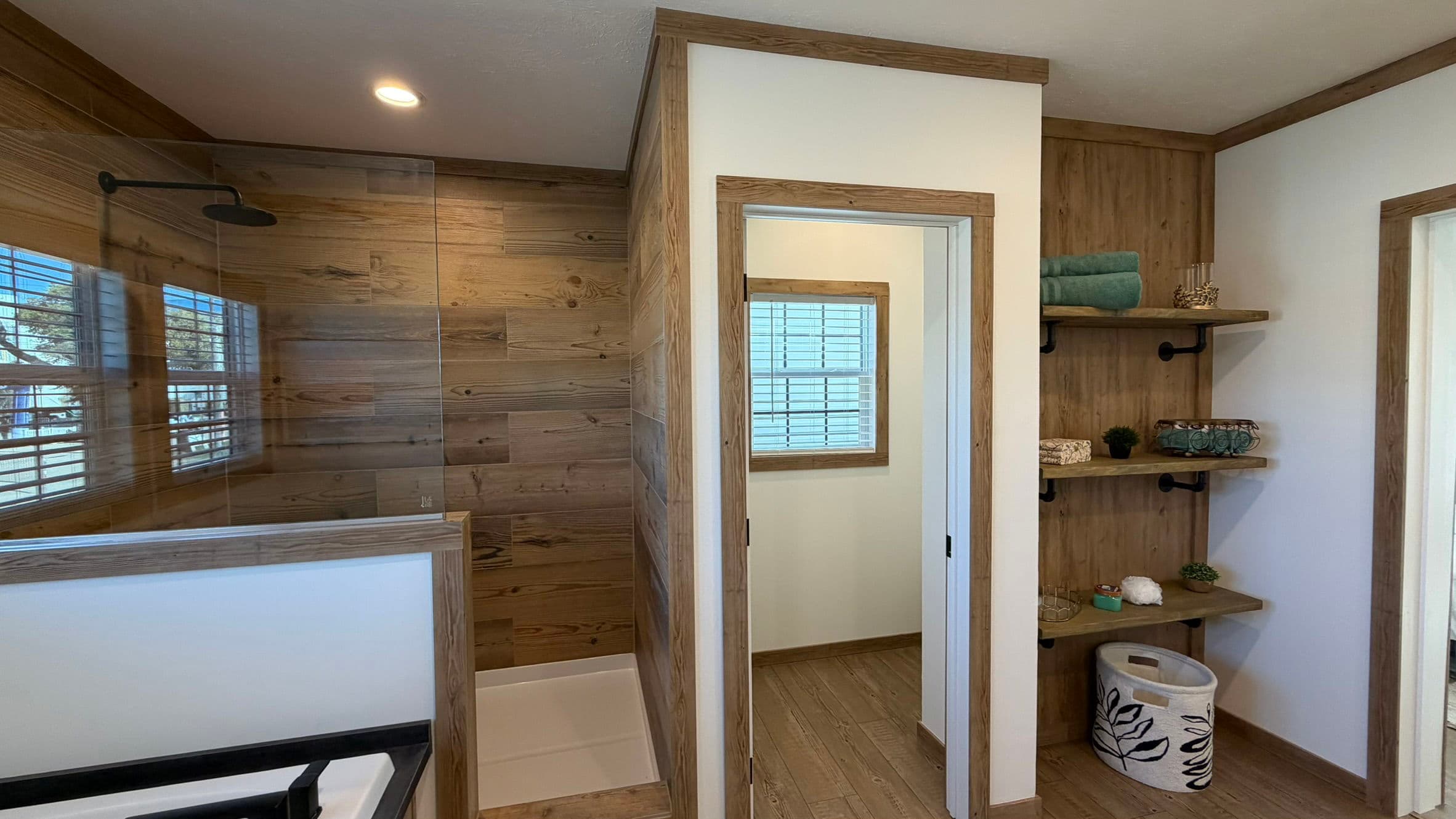 The reed (biloxi) bathroom home features