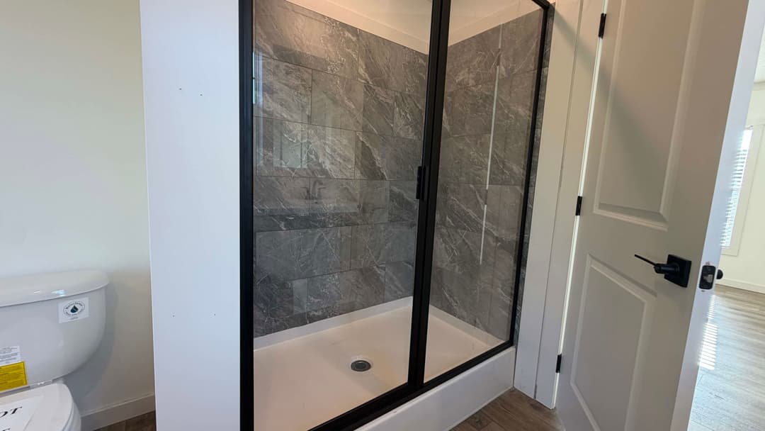 Everett bathroom home features