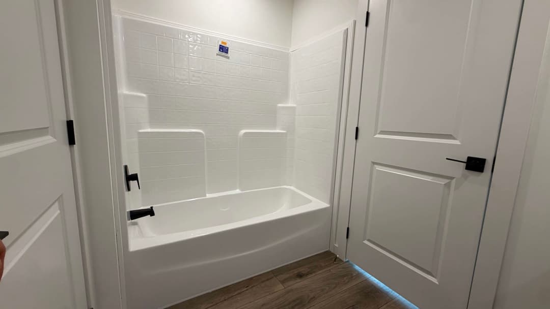 Everett bathroom home features