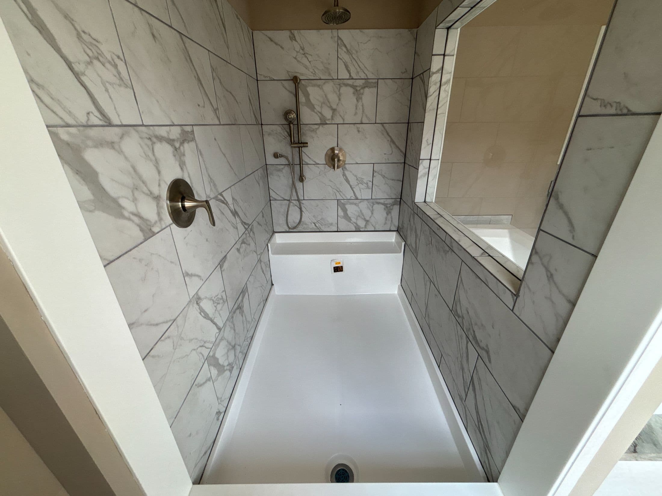 The hexagon bathroom home features