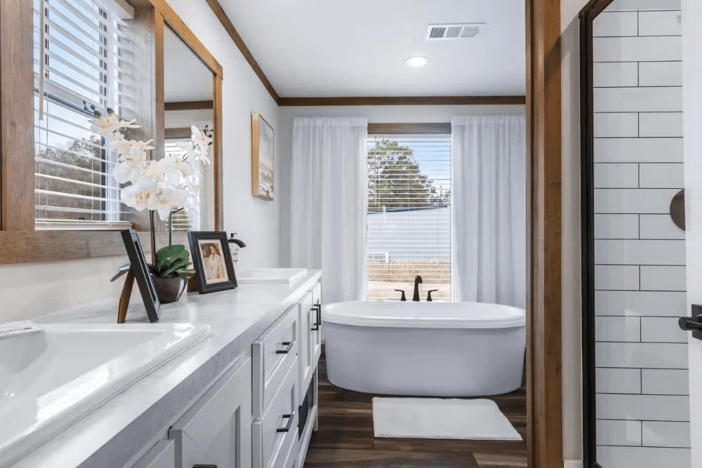 Everett bathroom home features