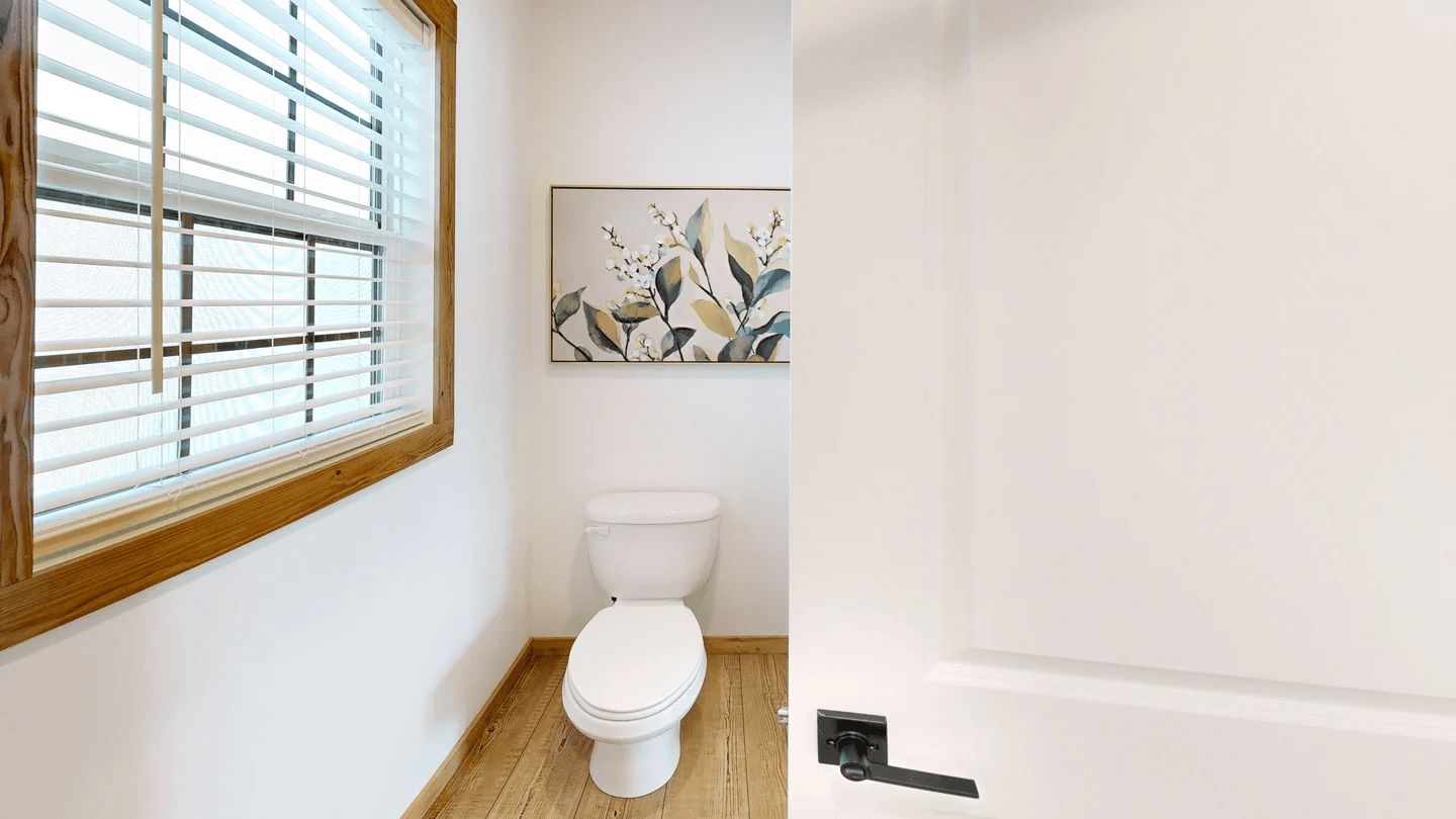 The reed (biloxi) bathroom home features