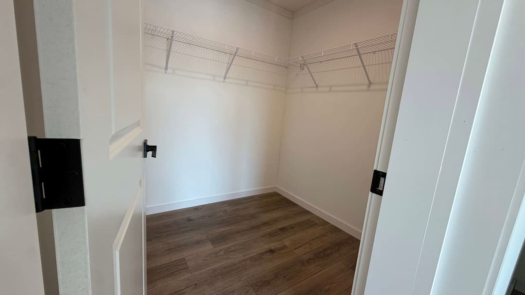 Everett bedroom home features