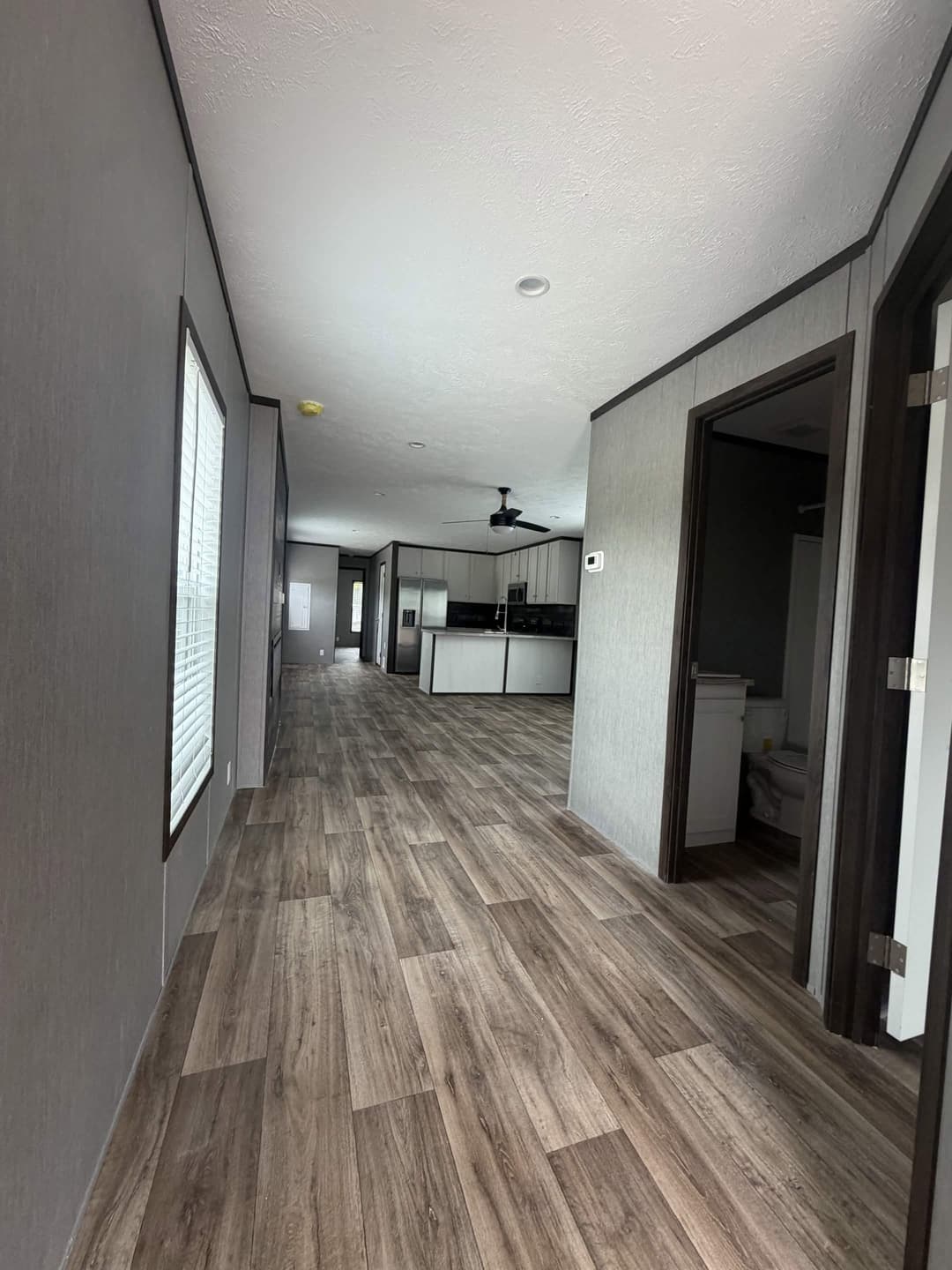 Split lodge interior home features