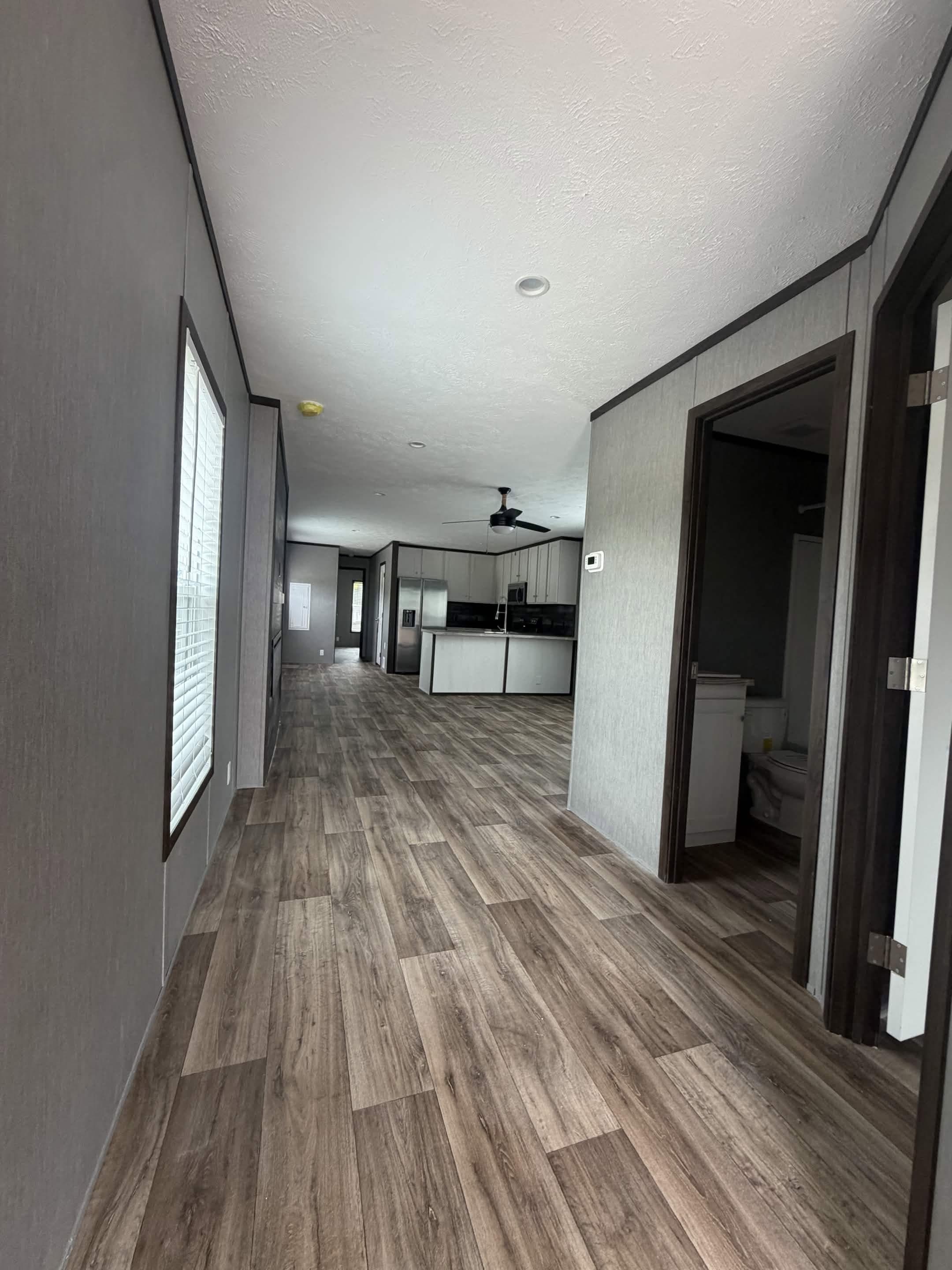 Split lodge interior home features