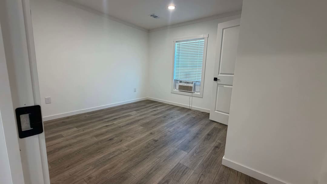 Everett bedroom home features