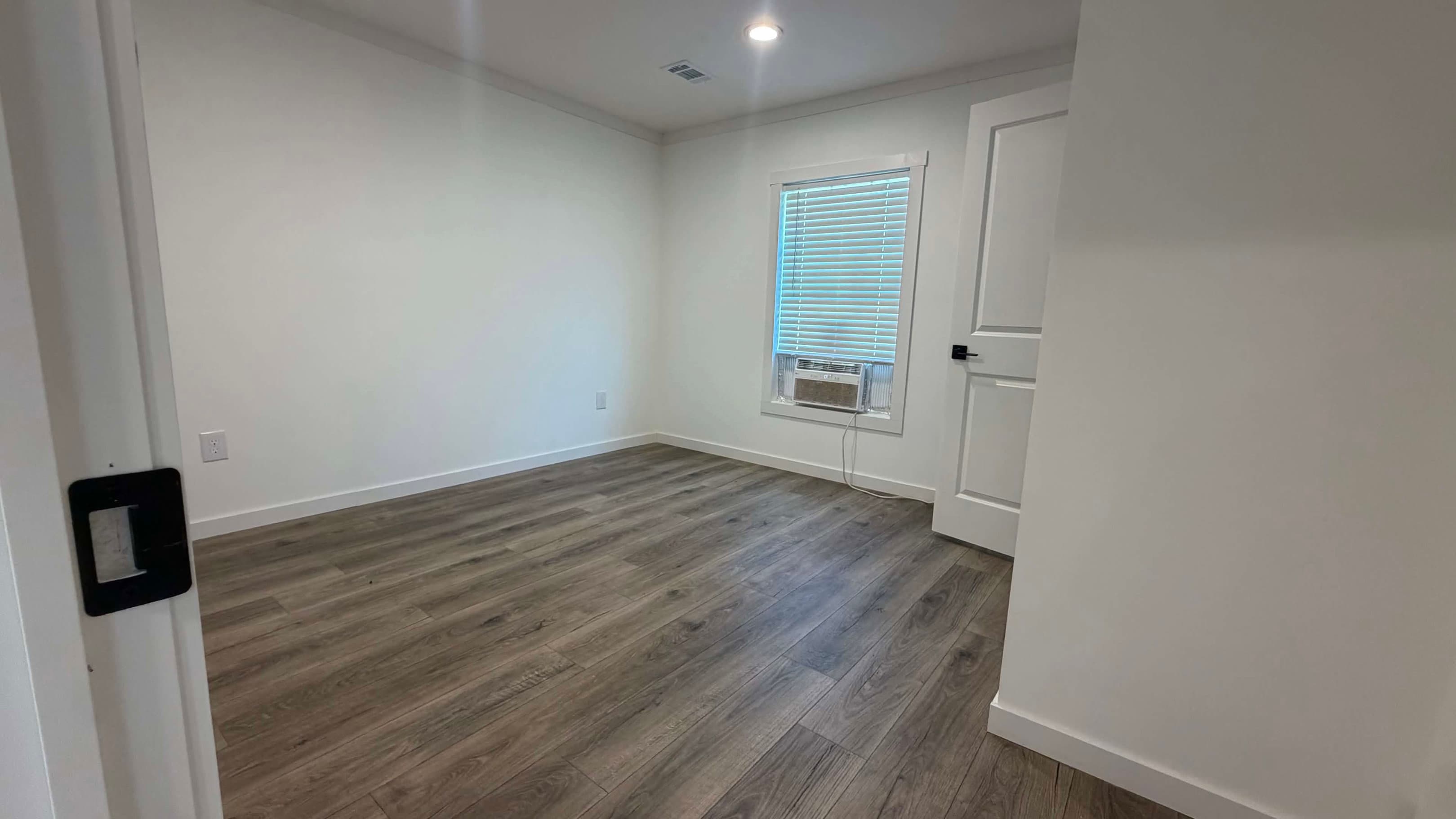 Everett bedroom home features