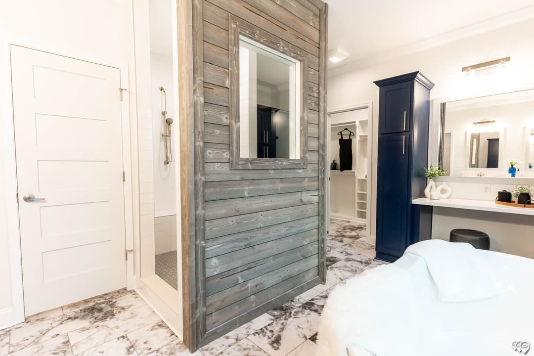 The shoreline bathroom home features