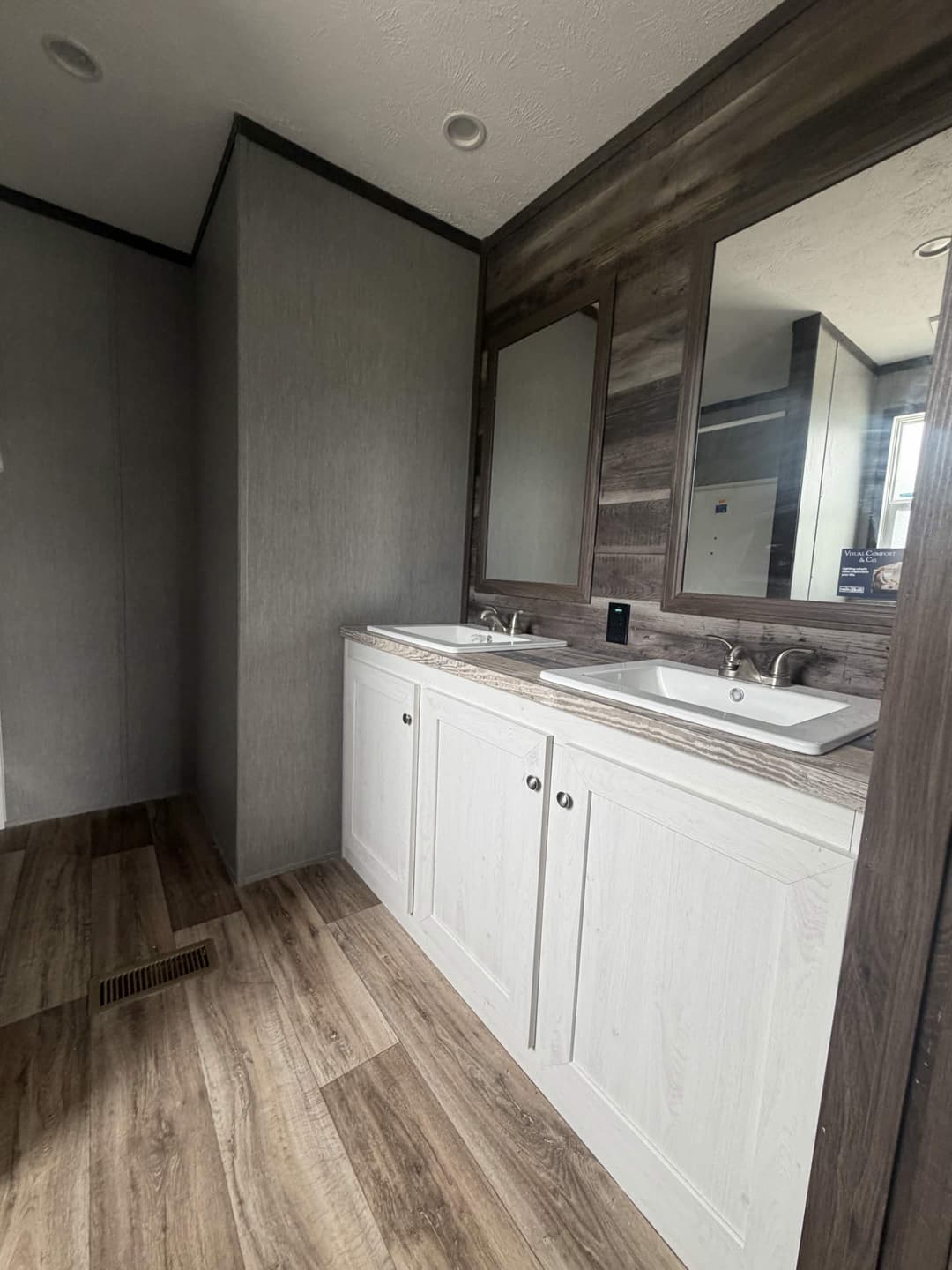 Split lodge bathroom home features