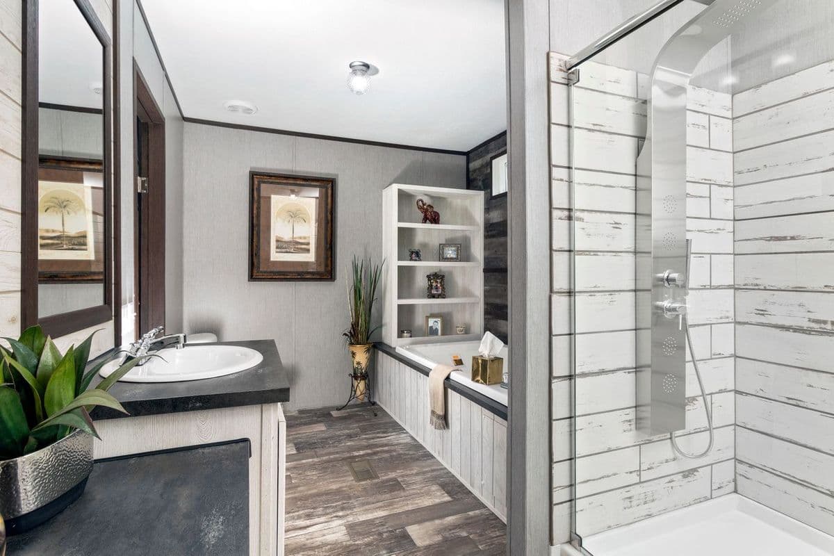 The seaside 1170 bathroom home features