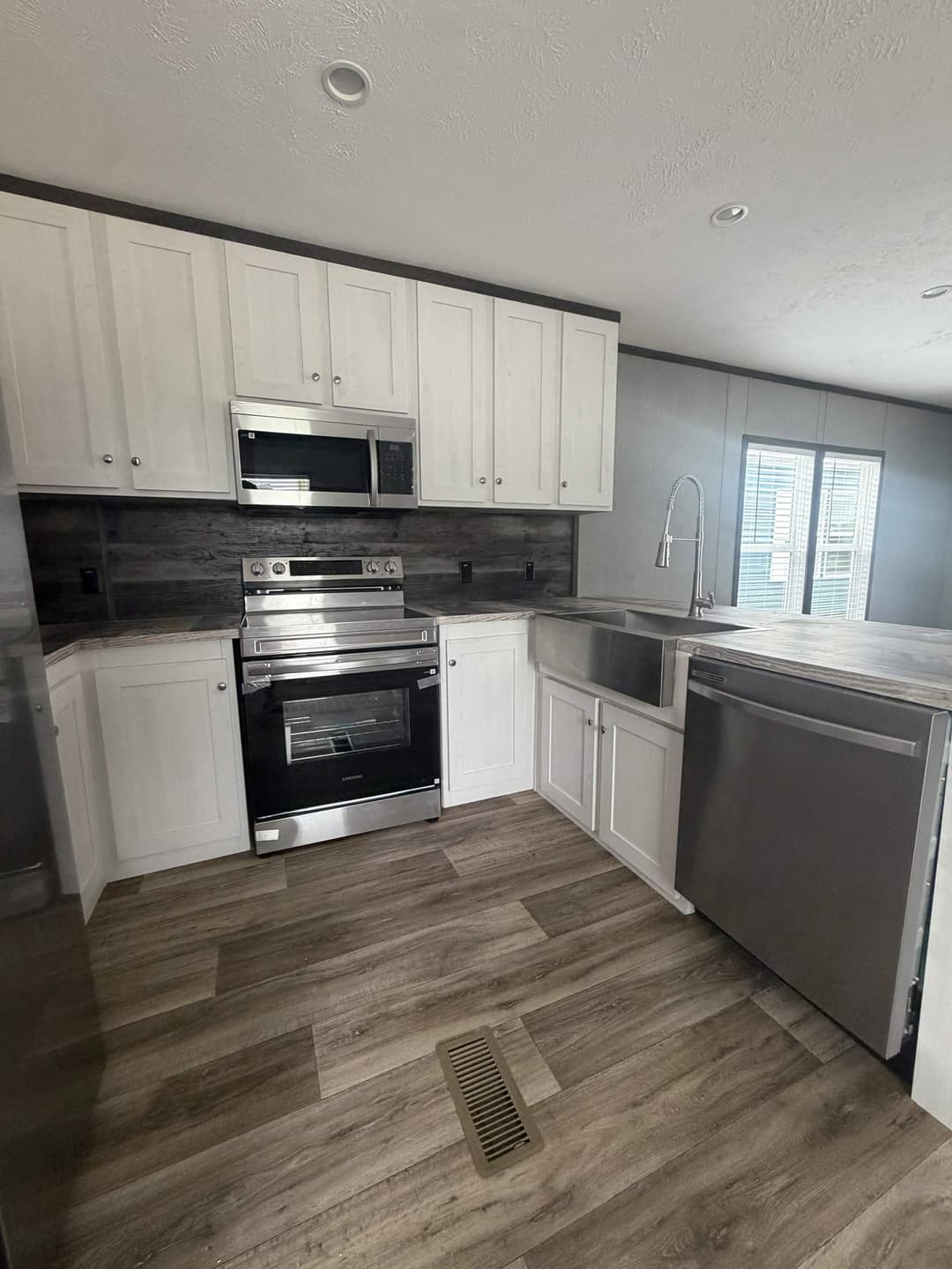 Split lodge kitchen home features