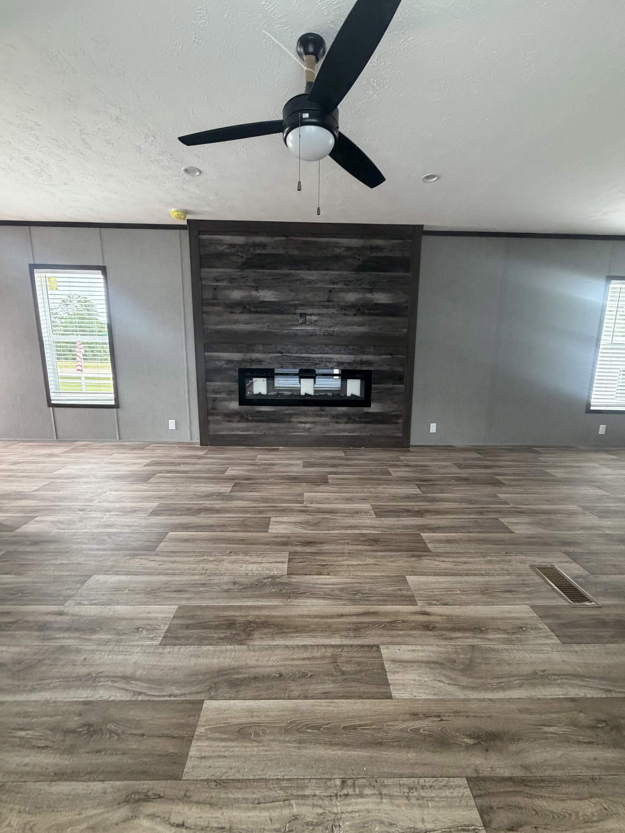 Split lodge interior home features