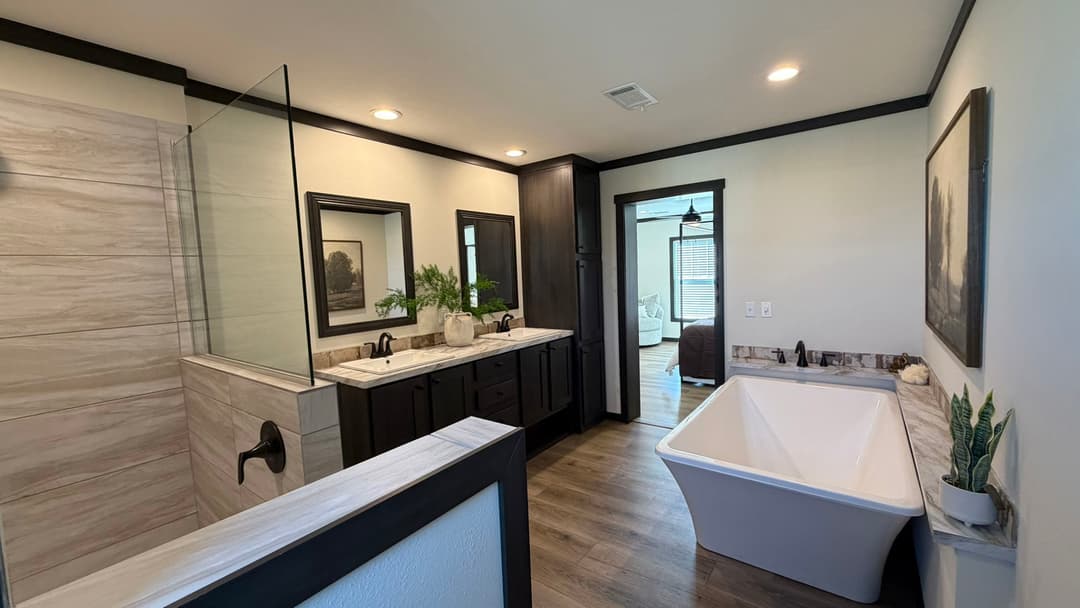 Vogue 60 (biloxi) bathroom home features
