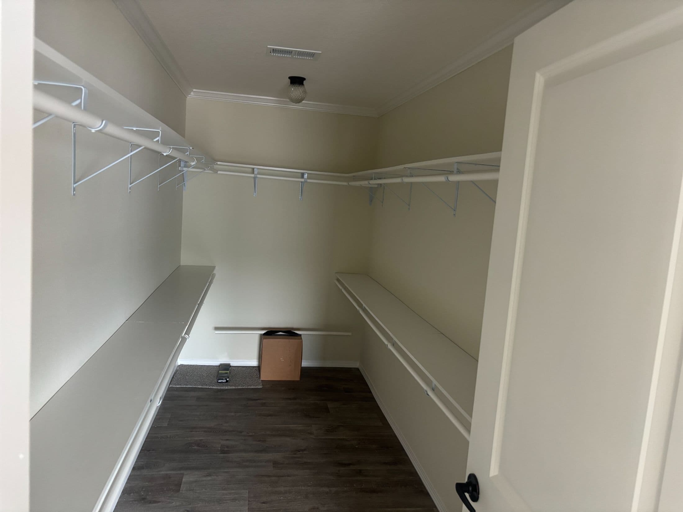 Sunshine dudley bedroom home features