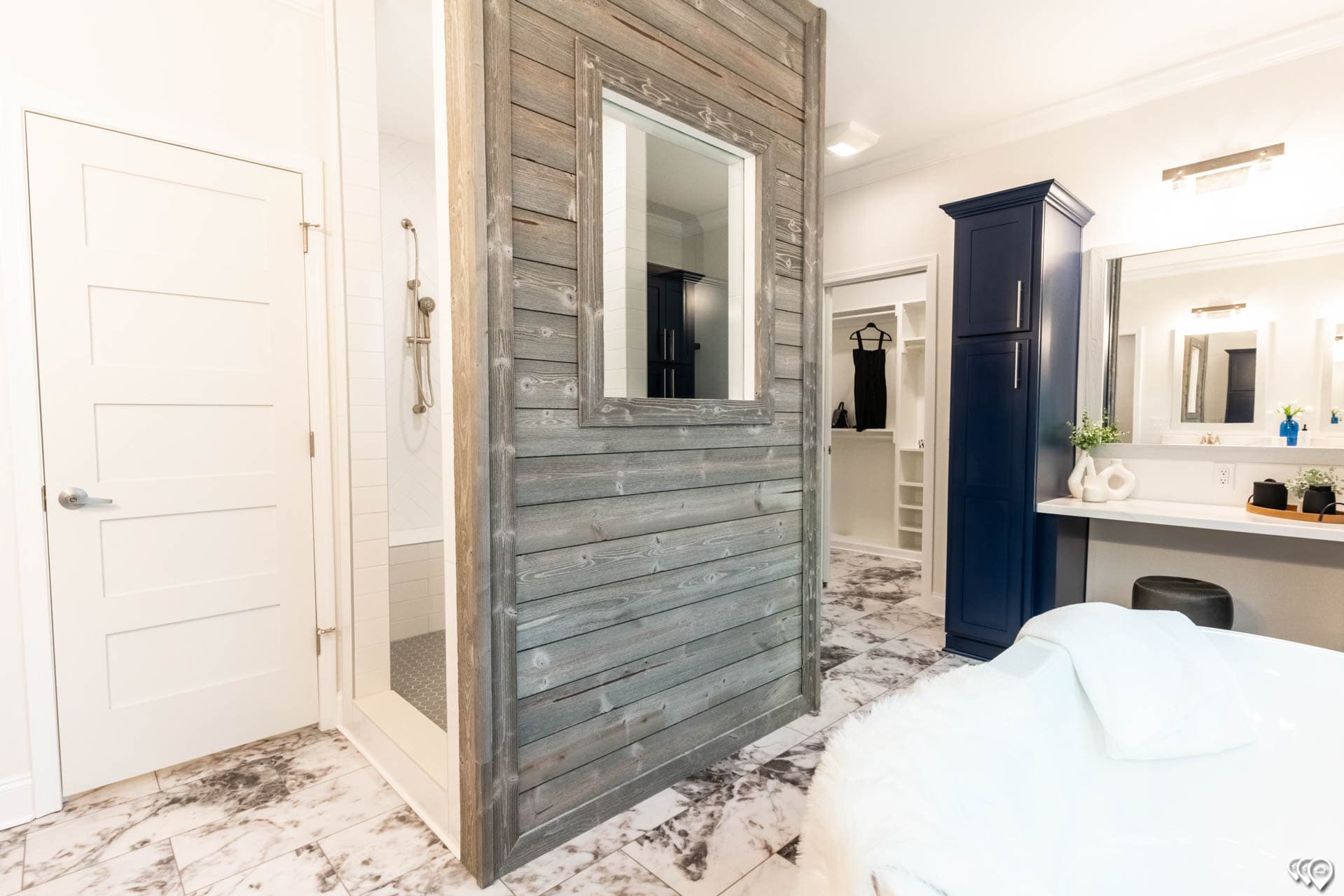 Shoreline  bathroom home features